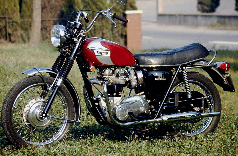 La Triumph Bonneville rappresenta al meglio i canoni tecnici e stilistici della pi&ugrave; pura scuola inglese. Come nelle altre bicilindriche d&rsquo;oltre Manica la distribuzione era ad aste e bilancieri e la lubrificazione era a carter secco. Il cambio &egrave; diventato in blocco nei primi anni Sessanta. Questo esemplare, destinato al mercato americano, &egrave; del 1969