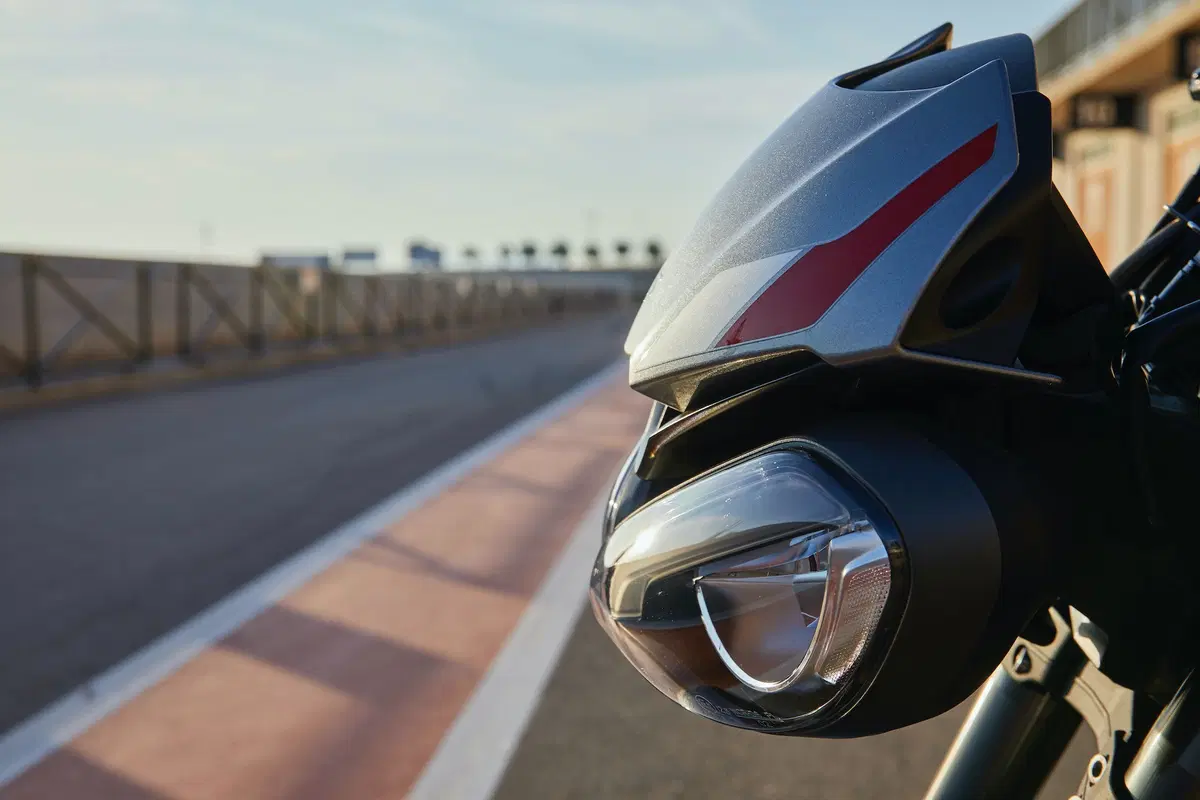 Triumph Street Triple RS TEST: più bella, più muscolosa