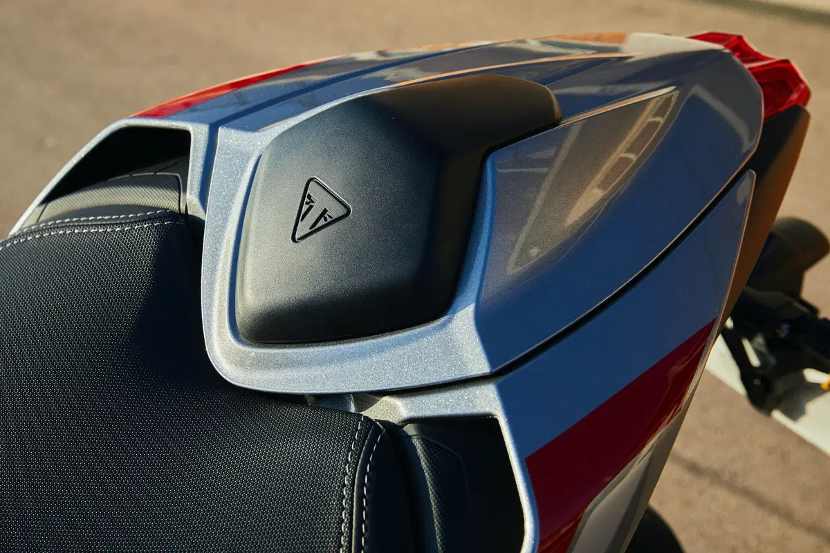 Triumph Street Triple RS TEST: più bella, più muscolosa (2)