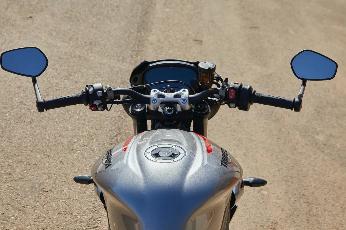 Triumph Street Triple RS TEST: più bella, più muscolosa (5)
