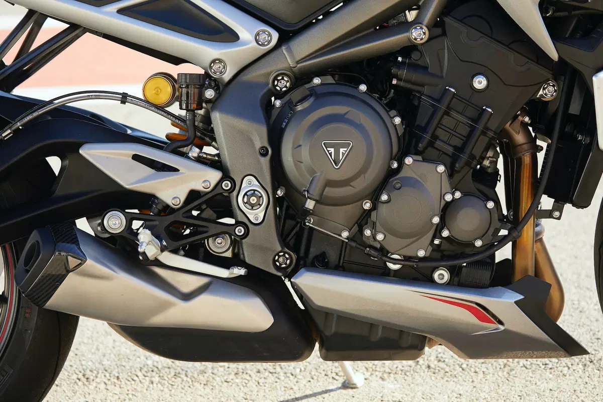 Triumph Street Triple RS TEST: più bella, più muscolosa (6)