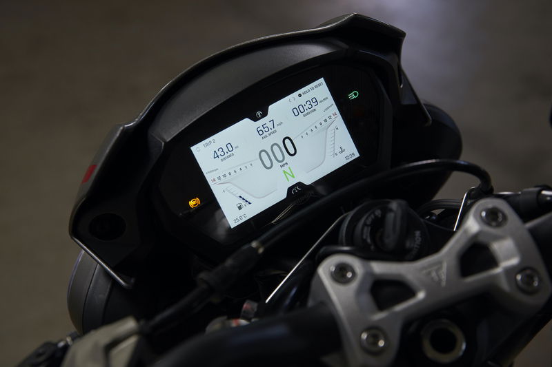 Il cruscotto della Triumph Street Triple 2030