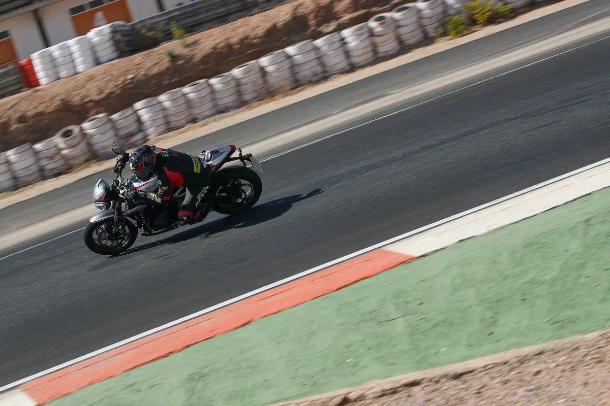 Triumph Street Triple RS TEST: più bella, più muscolosa