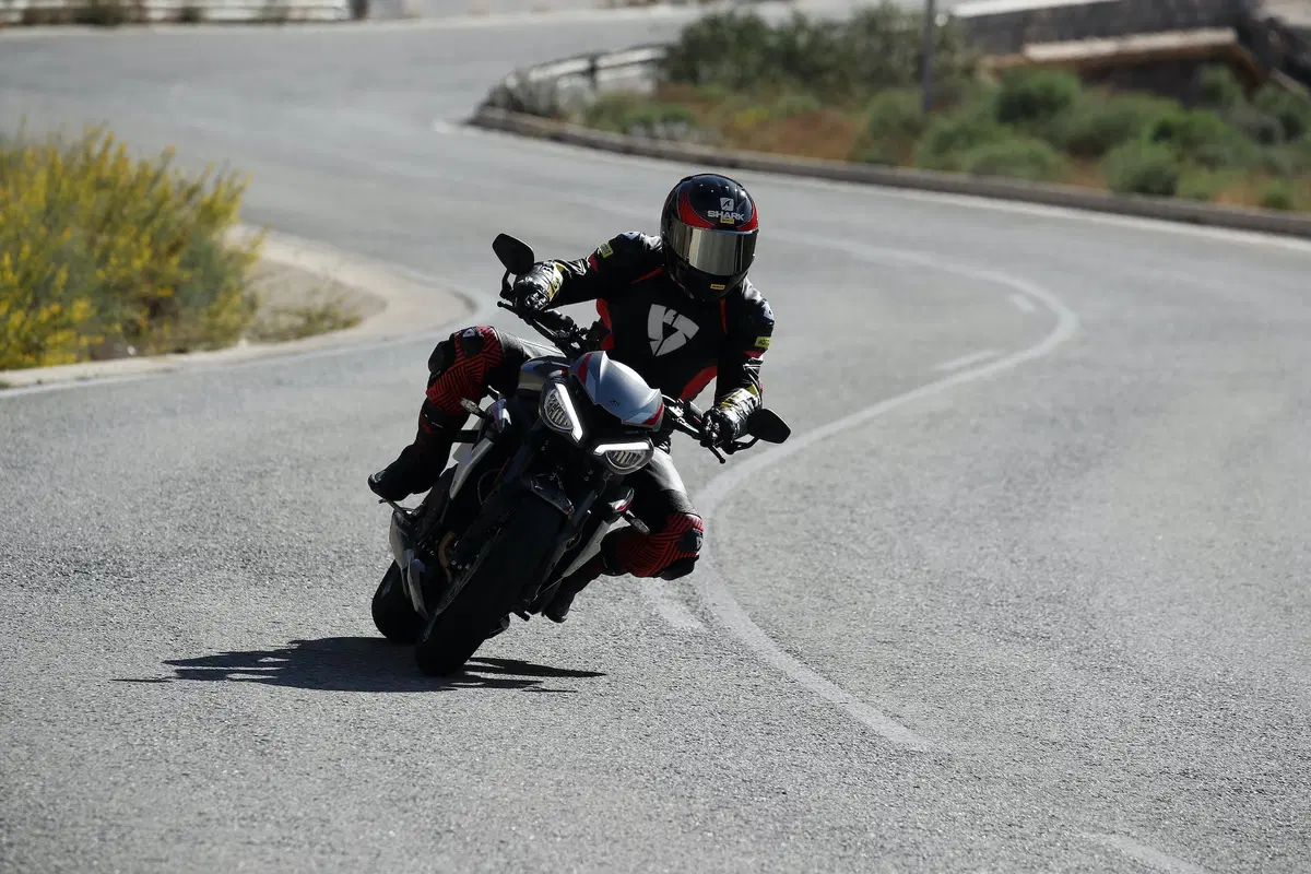 Triumph Street Triple RS TEST: più bella, più muscolosa (2)