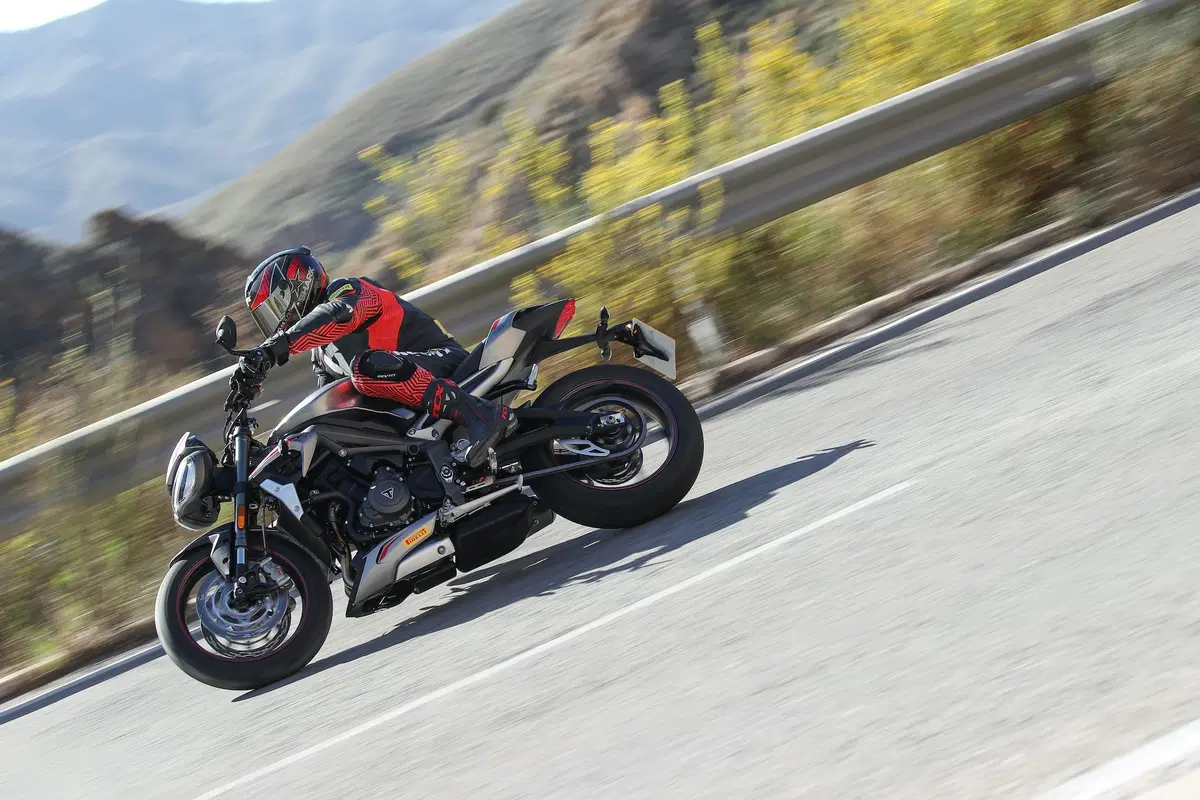 Triumph Street Triple RS TEST: più bella, più muscolosa (3)