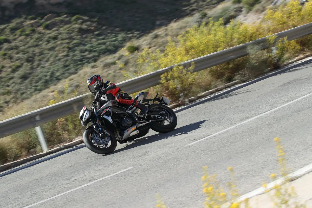 Triumph Street Triple RS TEST: più bella, più muscolosa (5)