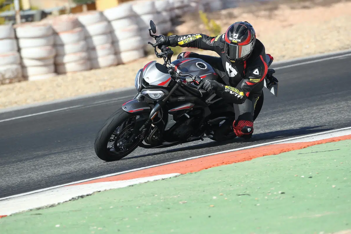 Triumph Street Triple RS TEST: più bella, più muscolosa (6)