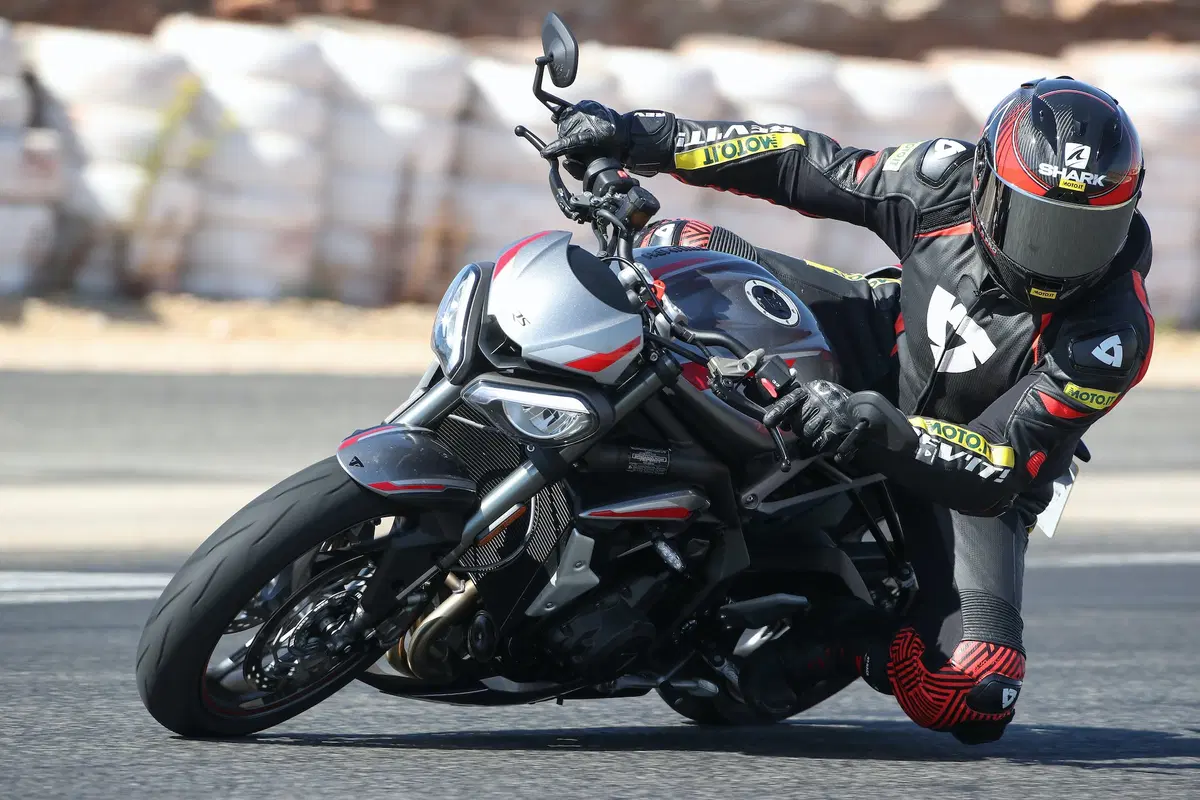 Triumph Street Triple RS TEST: più bella, più muscolosa (7)