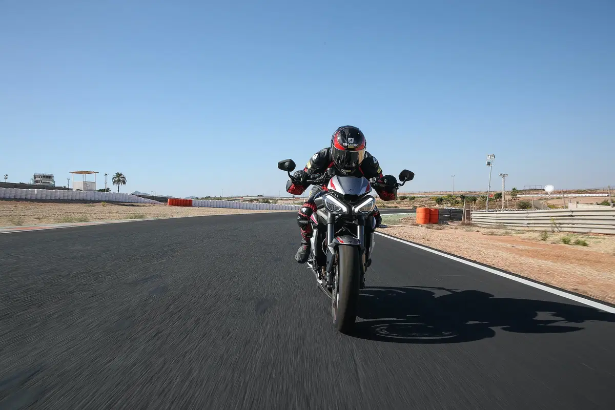 Triumph Street Triple RS TEST: più bella, più muscolosa (8)