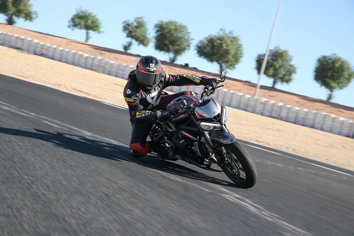 Triumph Street Triple RS TEST: più bella, più muscolosa (12)