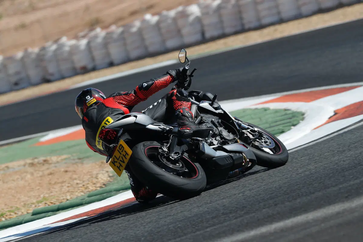 Triumph Street Triple RS TEST: più bella, più muscolosa (13)