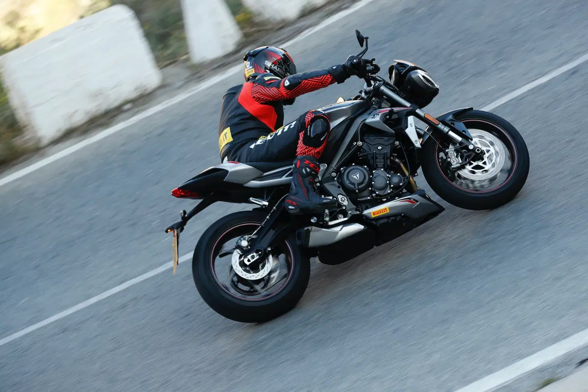 Triumph Street Triple RS TEST: più bella, più muscolosa (14)