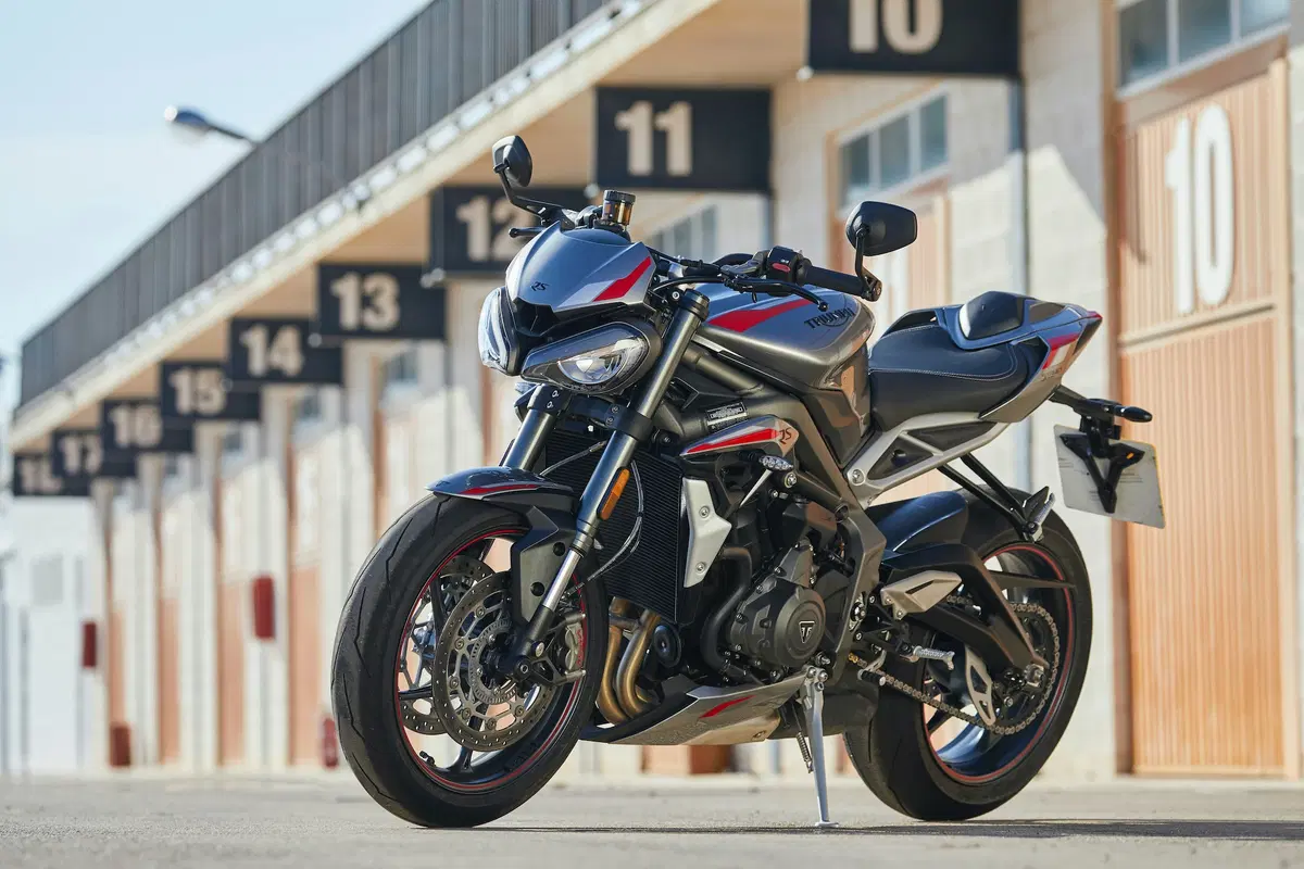 Triumph Street Triple RS TEST: più bella, più muscolosa (17)
