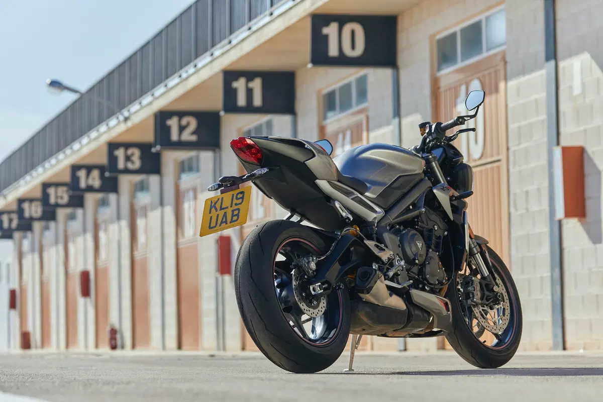 Triumph Street Triple RS TEST: più bella, più muscolosa (20)