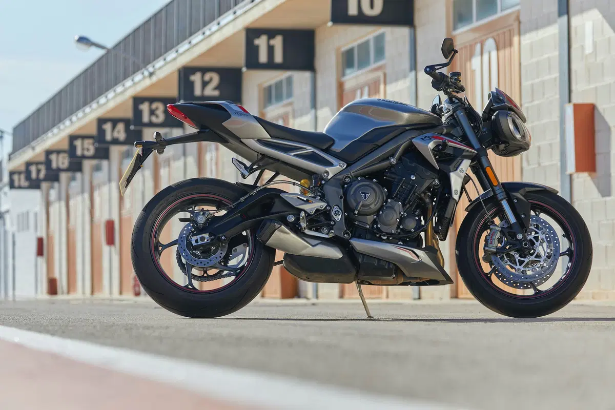 Triumph Street Triple RS TEST: più bella, più muscolosa (21)