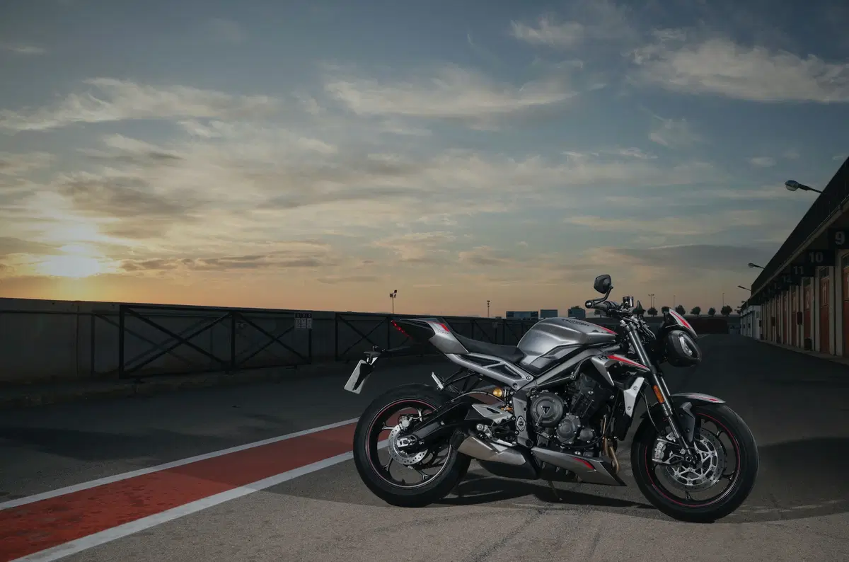 Triumph Street Triple RS TEST: più bella, più muscolosa (22)