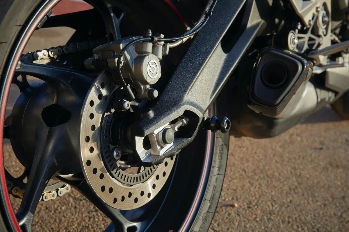 Triumph Street Triple RS TEST: più bella, più muscolosa (27)