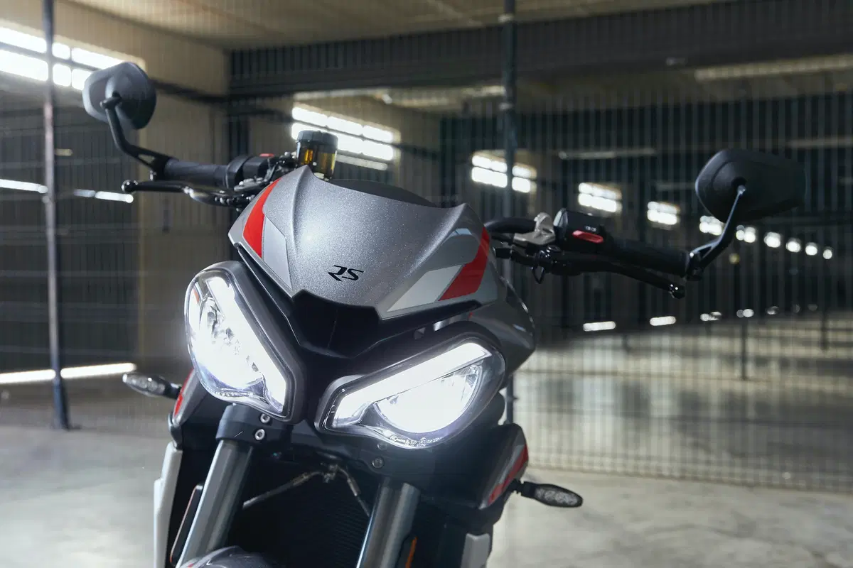 Triumph Street Triple RS TEST: più bella, più muscolosa (30)