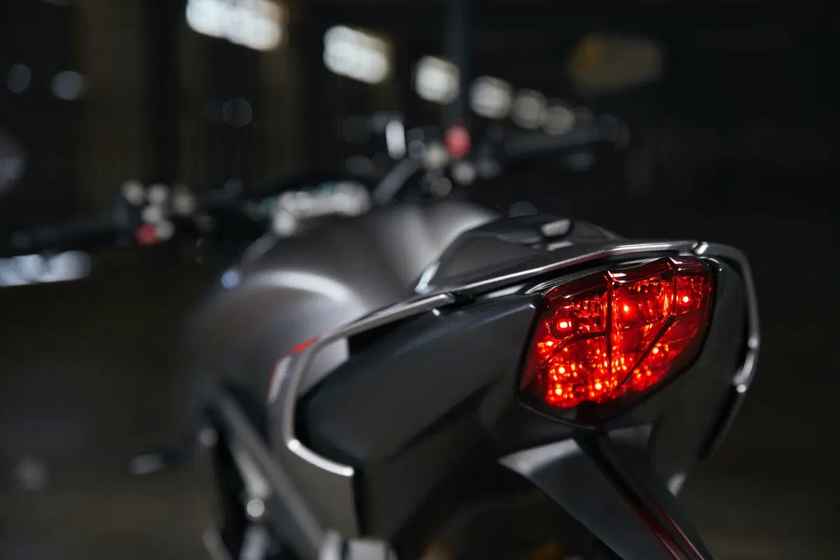 Triumph Street Triple RS TEST: più bella, più muscolosa (33)