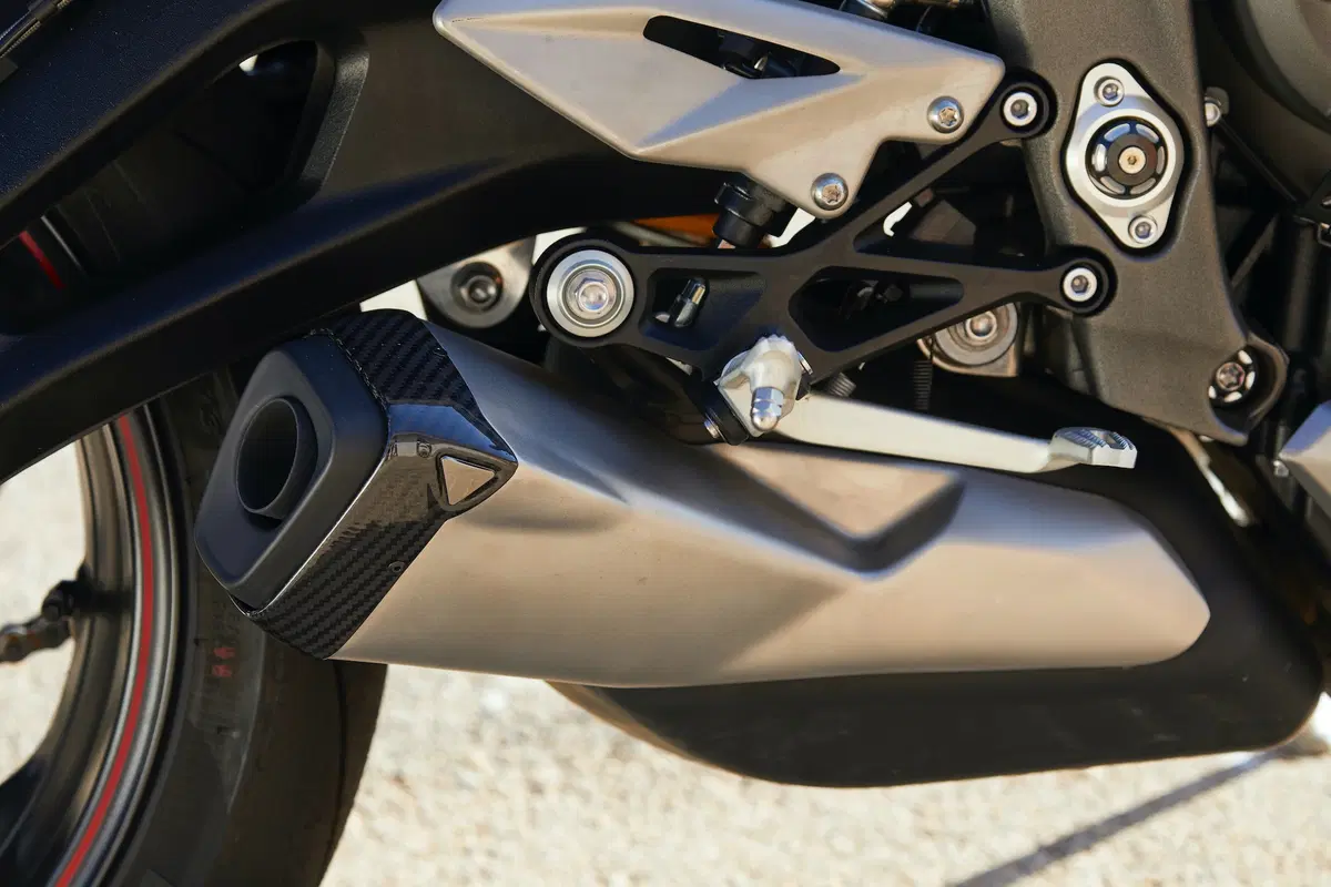 Triumph Street Triple RS TEST: più bella, più muscolosa (37)