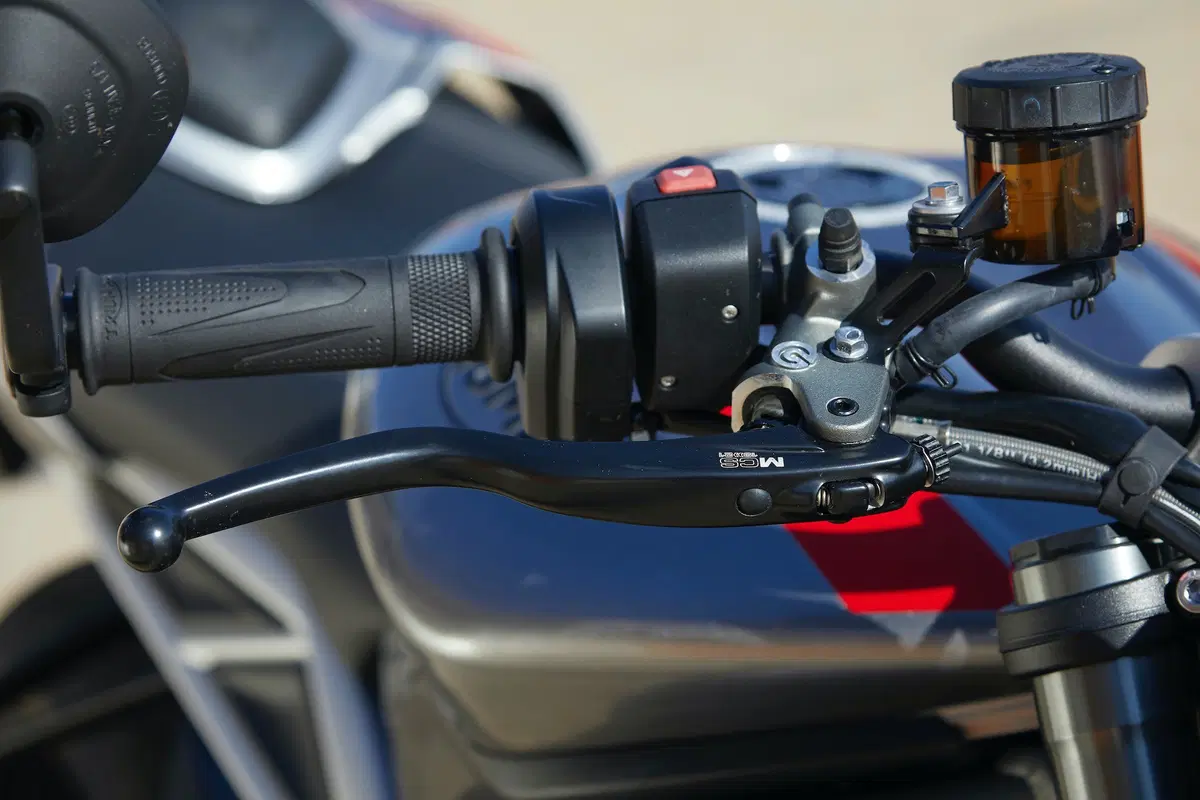 Triumph Street Triple RS TEST: più bella, più muscolosa (39)