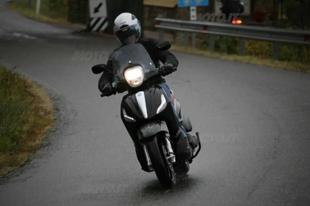 Piaggio Beverly SportTouring 350  (2)