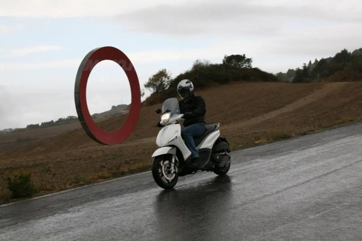Piaggio Beverly SportTouring 350  (3)