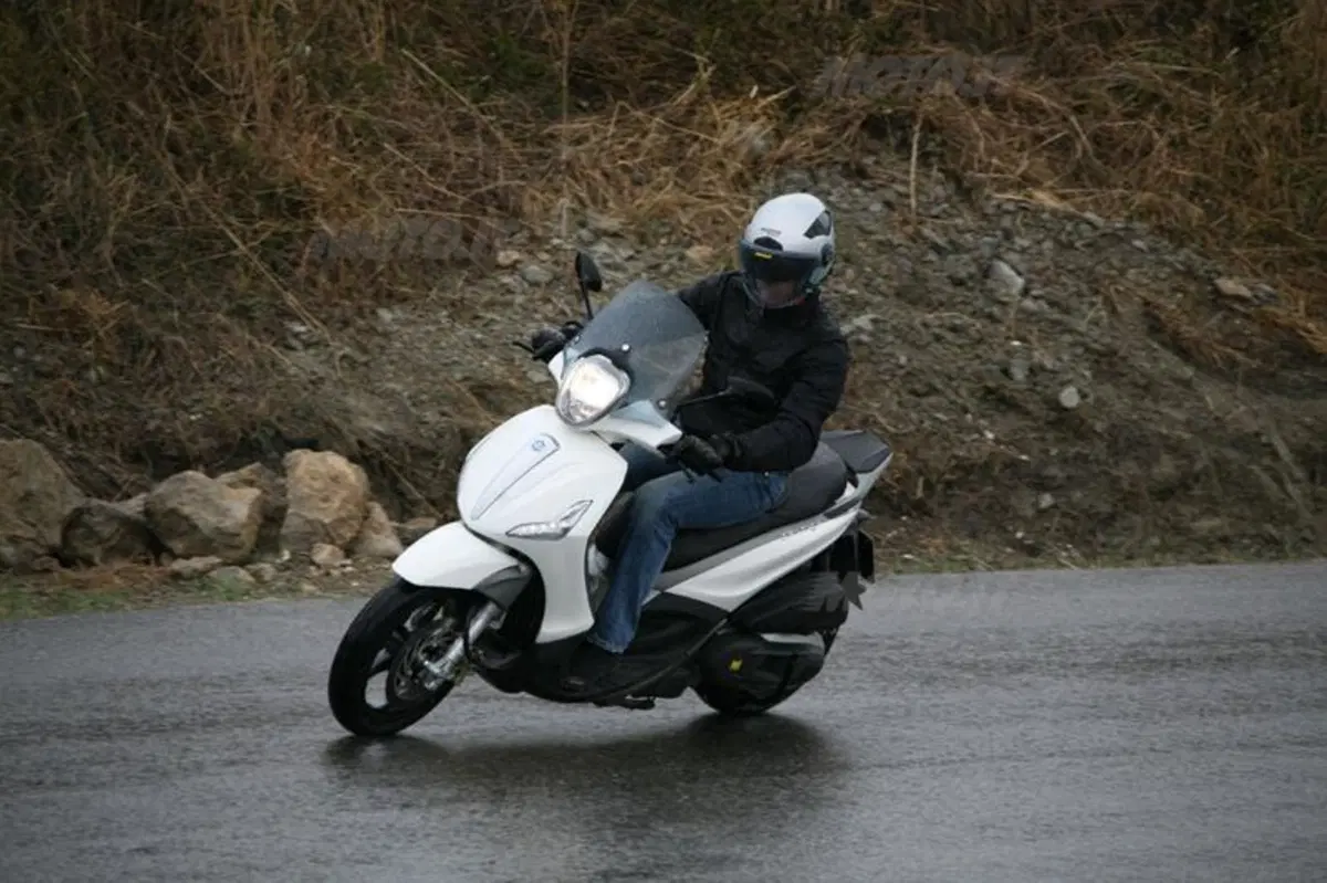 Piaggio Beverly SportTouring 350  (4)