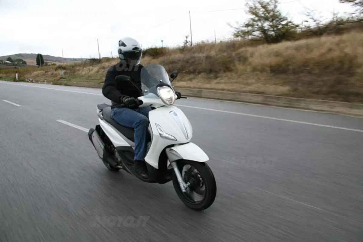 Piaggio Beverly SportTouring 350  (5)