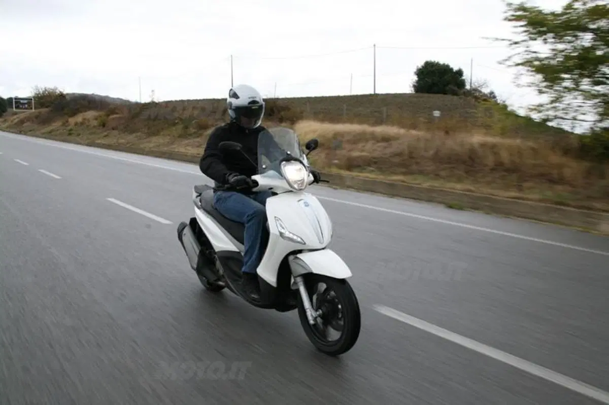 Piaggio Beverly SportTouring 350  (6)