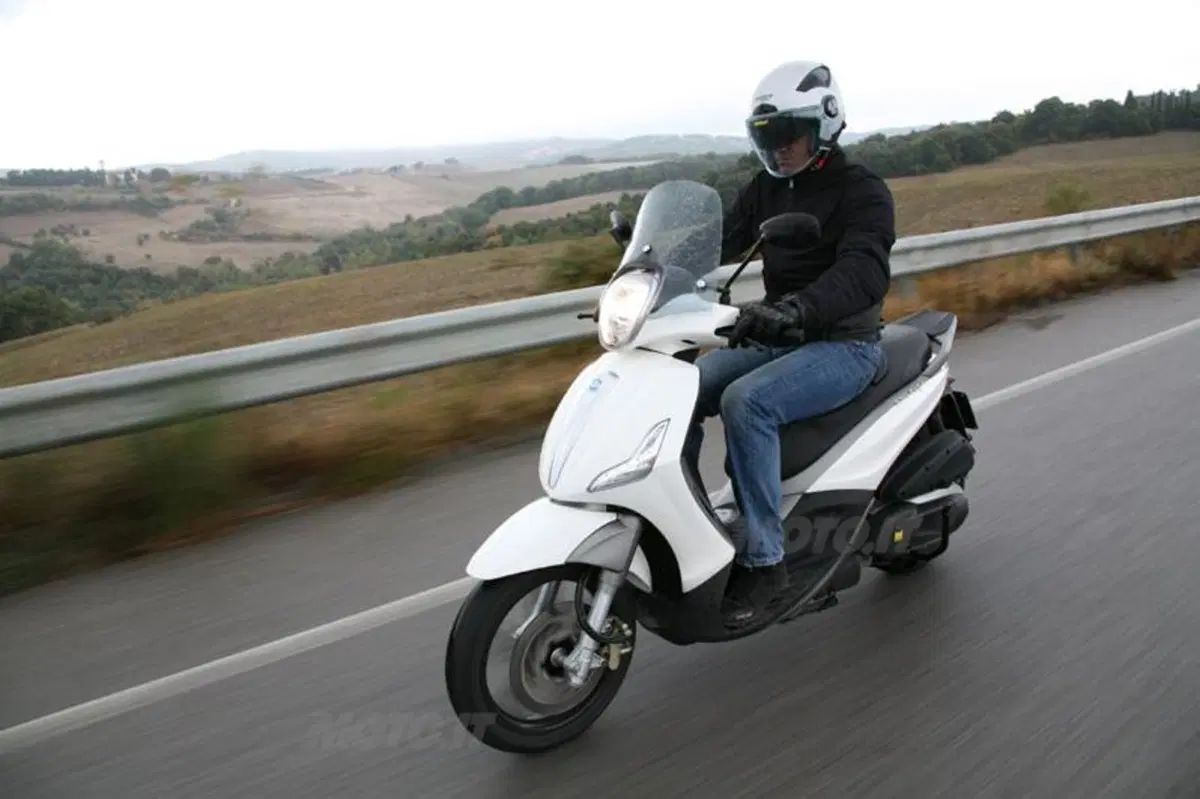 Piaggio Beverly SportTouring 350  (7)