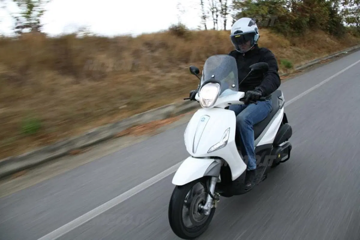 Piaggio Beverly SportTouring 350  (8)