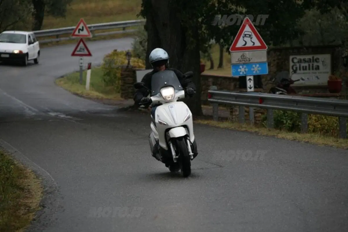 Piaggio Beverly SportTouring 350  (9)