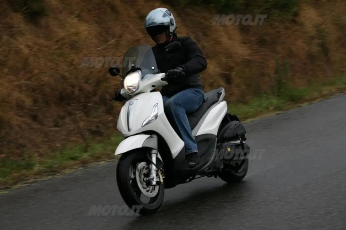 Piaggio Beverly SportTouring 350  (10)