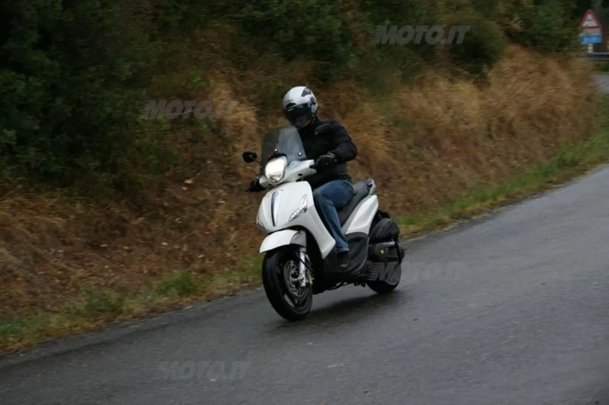 Piaggio Beverly SportTouring 350  (11)