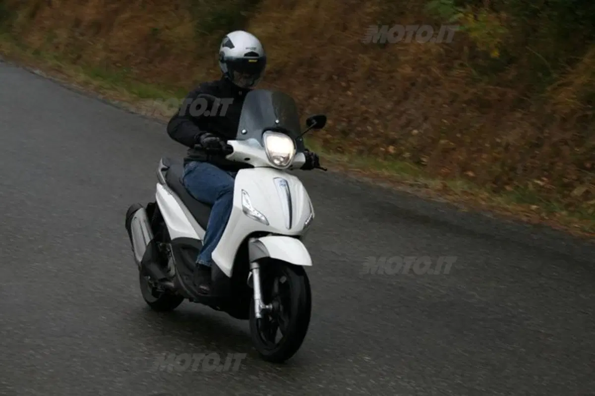 Piaggio Beverly SportTouring 350  (12)
