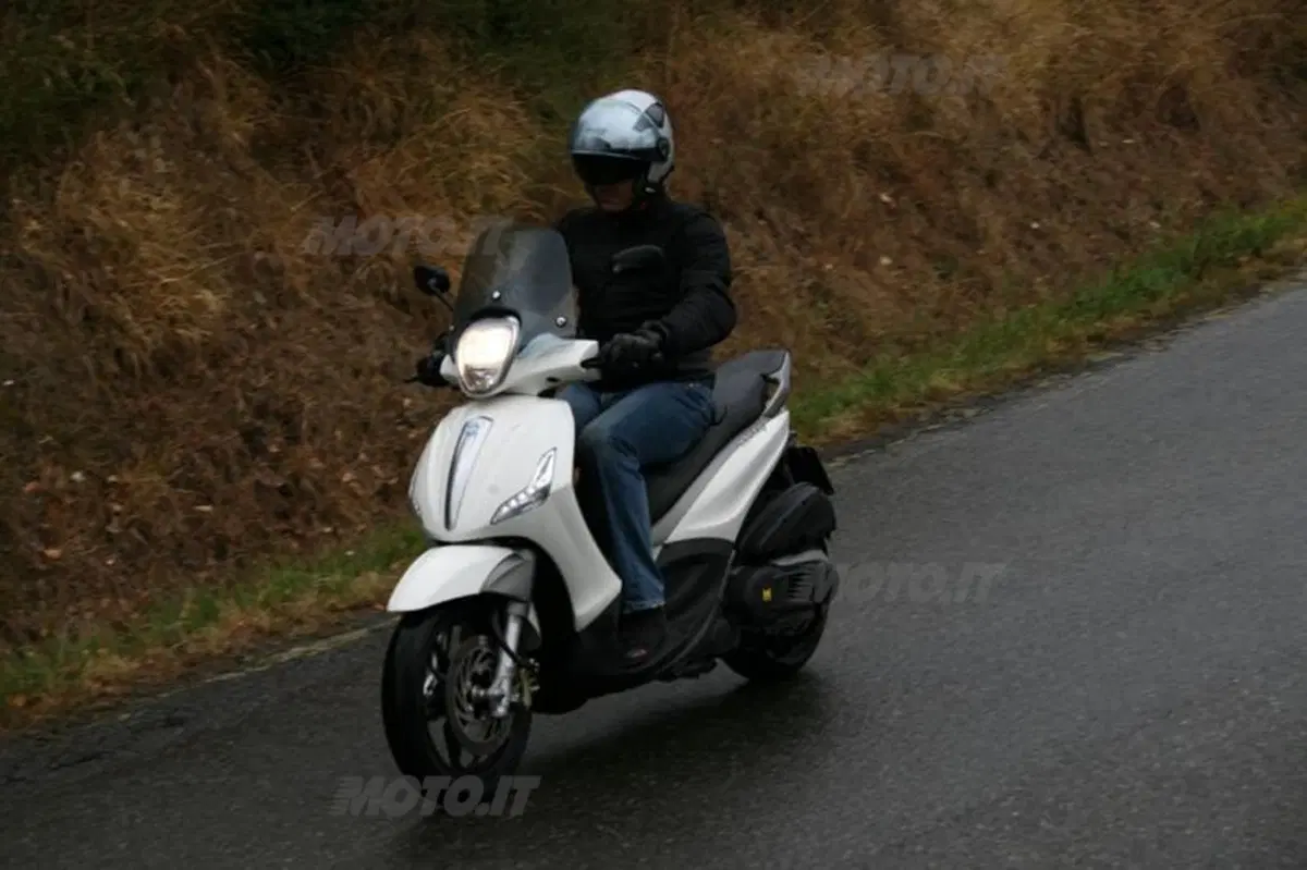 Piaggio Beverly SportTouring 350  (13)