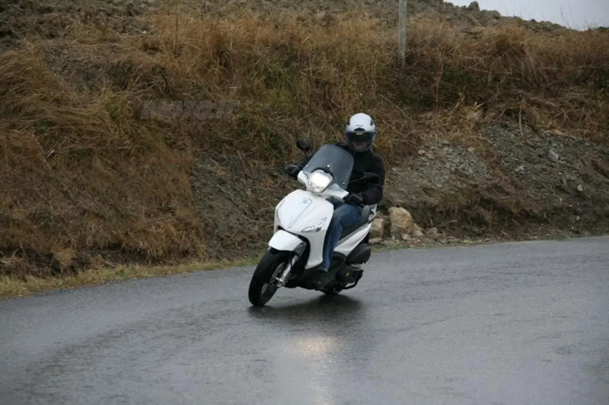 Piaggio Beverly SportTouring 350  (14)