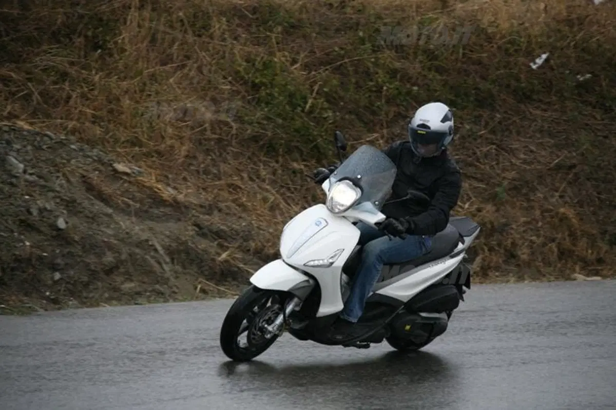 Piaggio Beverly SportTouring 350  (15)