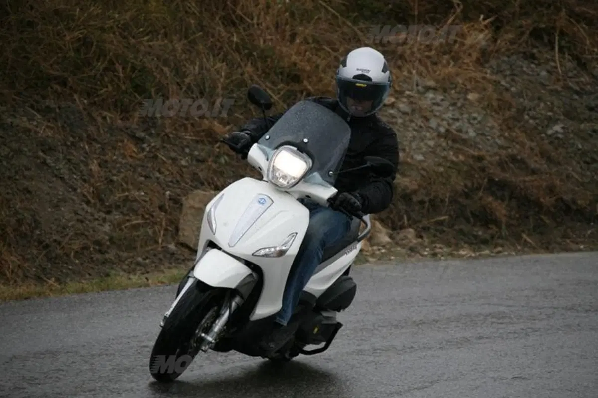 Piaggio Beverly SportTouring 350  (16)