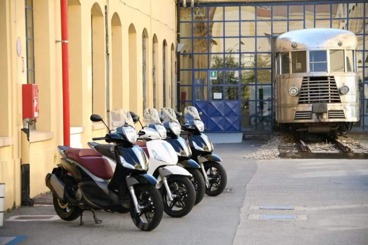 Piaggio Beverly SportTouring 350  (22)