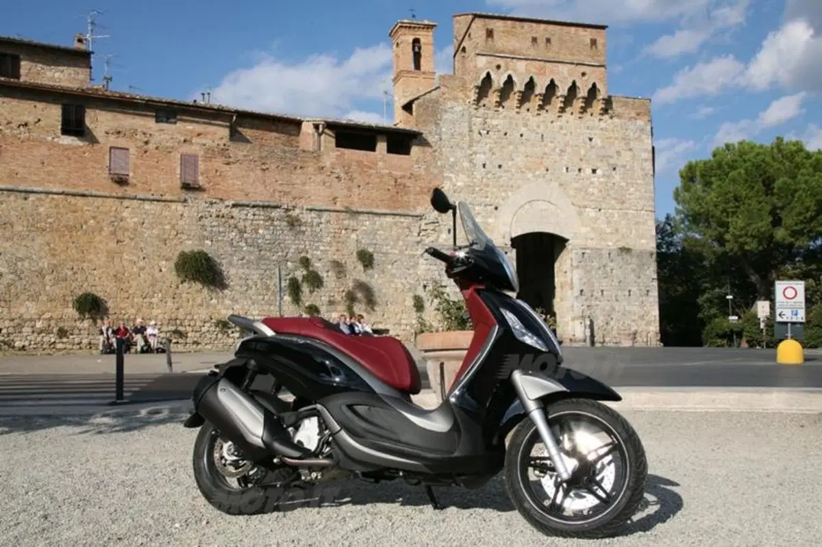 Piaggio Beverly SportTouring 350  (24)