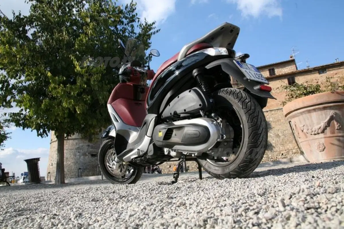 Piaggio Beverly SportTouring 350  (28)
