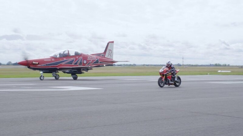 Wayne Gardner: con una Honda CBR1000RR sfida un aereo!