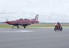 Wayne Gardner: con una Honda CBR1000RR sfida un aereo!