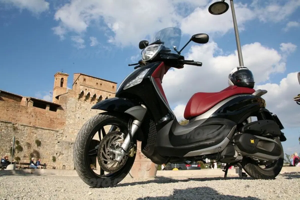 Piaggio Beverly SportTouring 350  (29)