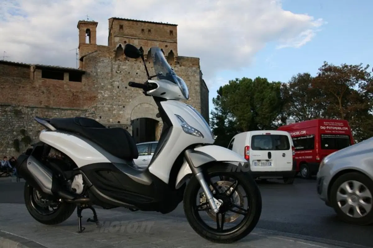Piaggio Beverly SportTouring 350  (37)