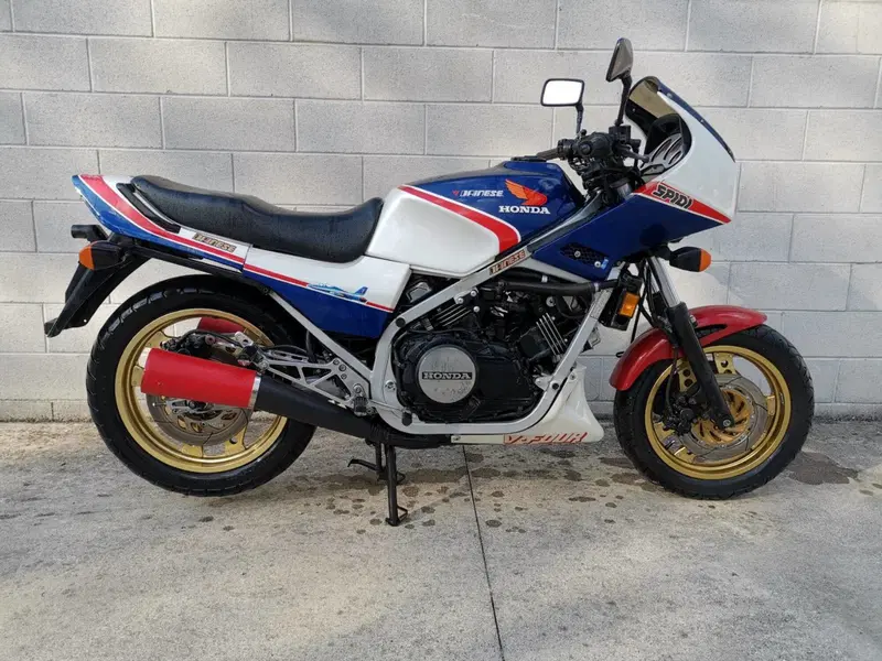 Honda VF750F (2)