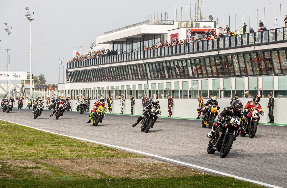 La partenza della Moto Guzzi Fast Endurance 2019 a Misano