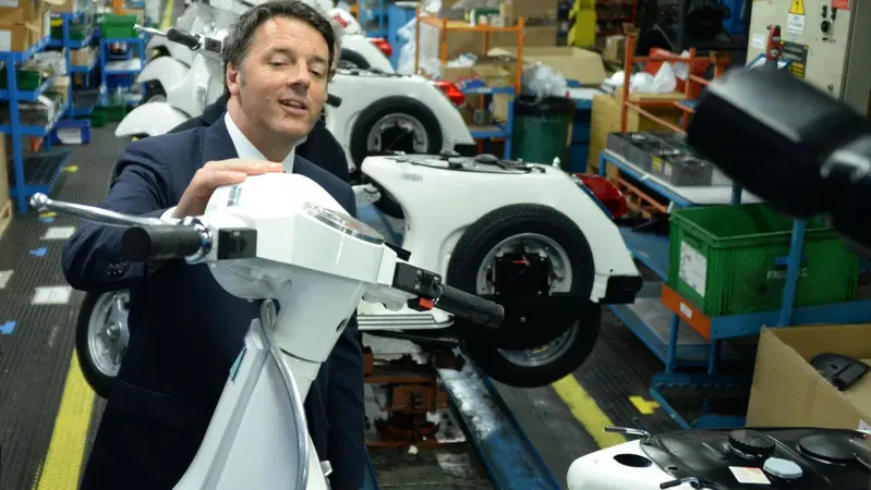 Renzi a Pontedera: &ldquo;Vespa simbolo di spensieratezza e libert&agrave;&rdquo;